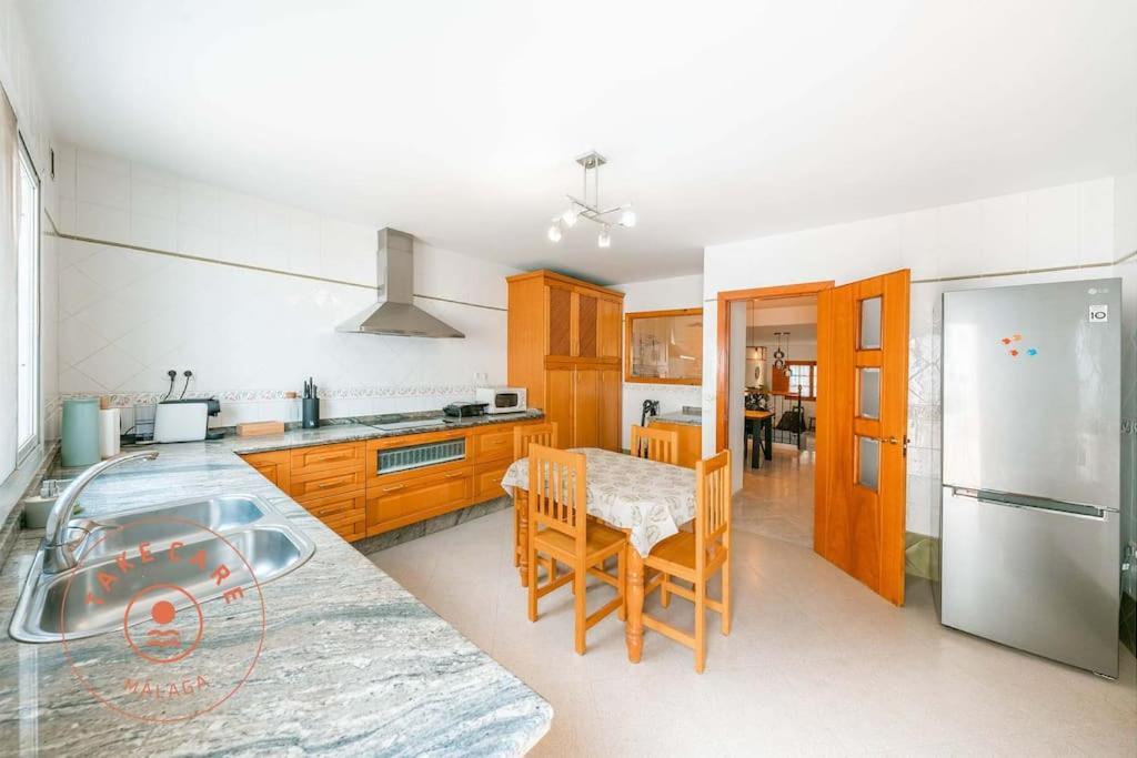 Spacious Home With Lovely Garden - Tcm Rincon de la Victoria Bagian luar foto